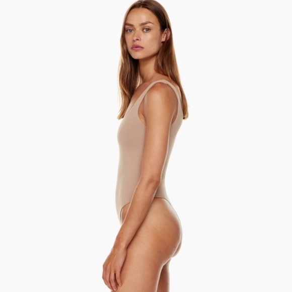 ♥️… Babaton Aritzia Square Neck Contour Tan Bodysuit - Picture 5 of 6